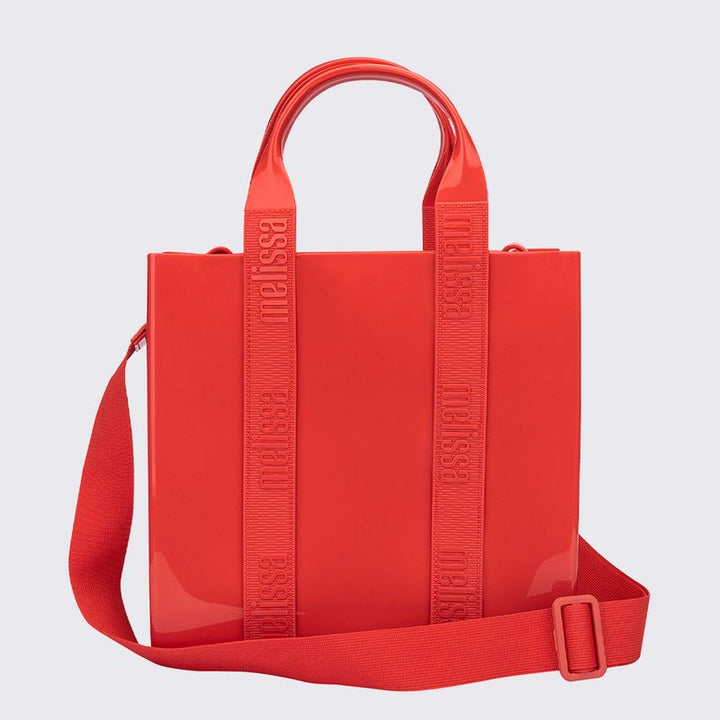 Bolsa Melissa Dulce Bag na cor vermelha, com formato estruturado, alça ajustável e detalhe da marca em relevo – acessório moderno, prático e estiloso para o dia a dia.

Palavra-chave principal:
Melissa Dulce Bag

Palavras-chave relacionadas:
Melissa 34365, bolsa vermelha Melissa, bolsa estruturada, acessório Melissa, bolsa com alça ajustável, Melissa casual, bolsa feminina moderna, bolsa prática, bolsa para o dia a dia, bolsa estilosa