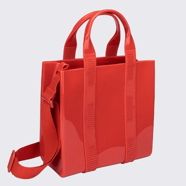 Bolsa Melissa Dulce Bag na cor vermelha, com formato estruturado, alça ajustável e detalhe da marca em relevo – acessório moderno, prático e estiloso para o dia a dia.

Palavra-chave principal:
Melissa Dulce Bag

Palavras-chave relacionadas:
Melissa 34365, bolsa vermelha Melissa, bolsa estruturada, acessório Melissa, bolsa com alça ajustável, Melissa casual, bolsa feminina moderna, bolsa prática, bolsa para o dia a dia, bolsa estilosa