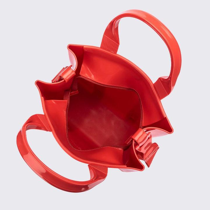 Bolsa Melissa Dulce Bag na cor vermelha, com formato estruturado, alça ajustável e detalhe da marca em relevo – acessório moderno, prático e estiloso para o dia a dia.

Palavra-chave principal:
Melissa Dulce Bag

Palavras-chave relacionadas:
Melissa 34365, bolsa vermelha Melissa, bolsa estruturada, acessório Melissa, bolsa com alça ajustável, Melissa casual, bolsa feminina moderna, bolsa prática, bolsa para o dia a dia, bolsa estilosa