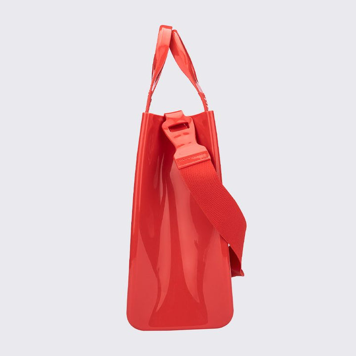 Bolsa Melissa Dulce Bag na cor vermelha, com formato estruturado, alça ajustável e detalhe da marca em relevo – acessório moderno, prático e estiloso para o dia a dia.

Palavra-chave principal:
Melissa Dulce Bag

Palavras-chave relacionadas:
Melissa 34365, bolsa vermelha Melissa, bolsa estruturada, acessório Melissa, bolsa com alça ajustável, Melissa casual, bolsa feminina moderna, bolsa prática, bolsa para o dia a dia, bolsa estilosa
