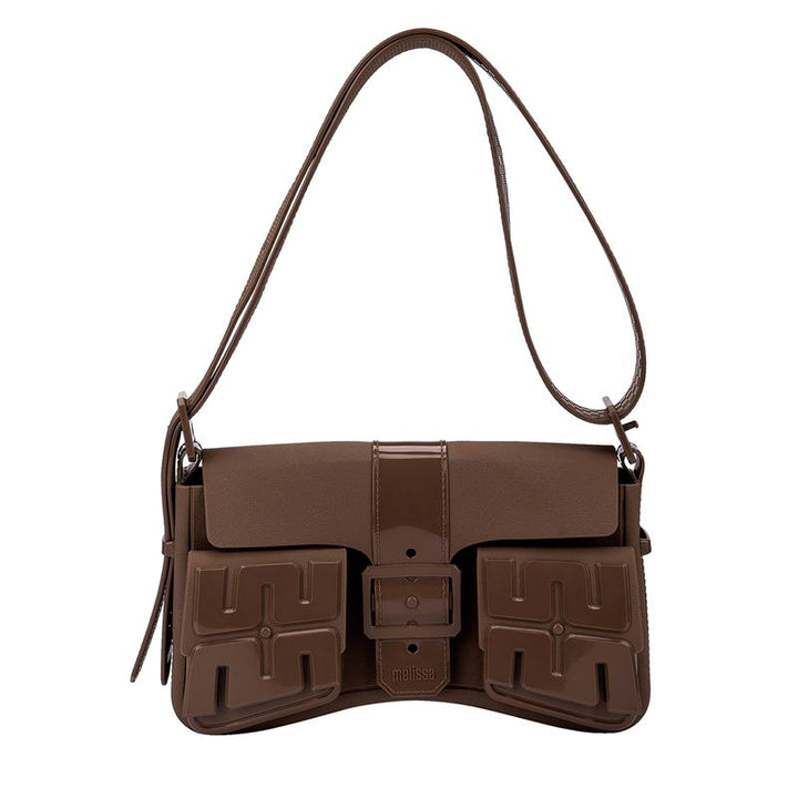 Bolsa Melissa Cargo Bag 34474 – bolsa moderna e funcional em design utilitário, com alça larga ajustável e compartimentos espaçosos, perfeita para compor looks estilosos com praticidade no dia a dia.

🔑 Palavra-chave principal:
Bolsa Melissa Cargo Bag 34474

🔍 Palavras-chave relacionadas:
Melissa Cargo Bag, bolsa utilitária Melissa, bolsa grande Melissa, bolsa prática Melissa