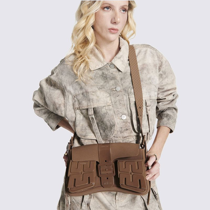 Bolsa Melissa Cargo Bag 34474 – bolsa moderna e funcional em design utilitário, com alça larga ajustável e compartimentos espaçosos, perfeita para compor looks estilosos com praticidade no dia a dia.

🔑 Palavra-chave principal:
Bolsa Melissa Cargo Bag 34474

🔍 Palavras-chave relacionadas:
Melissa Cargo Bag, bolsa utilitária Melissa, bolsa grande Melissa, bolsa prática Melissa