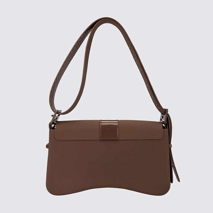 Bolsa Melissa Cargo Bag 34474 – bolsa moderna e funcional em design utilitário, com alça larga ajustável e compartimentos espaçosos, perfeita para compor looks estilosos com praticidade no dia a dia.

🔑 Palavra-chave principal:
Bolsa Melissa Cargo Bag 34474

🔍 Palavras-chave relacionadas:
Melissa Cargo Bag, bolsa utilitária Melissa, bolsa grande Melissa, bolsa prática Melissa