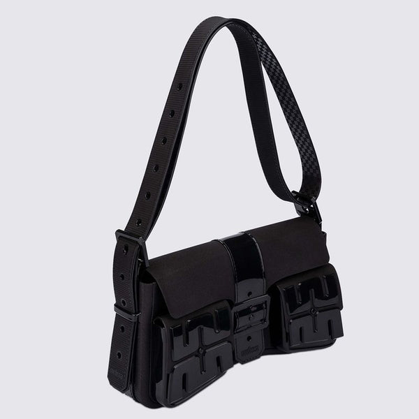 Bolsa Melissa Cargo Bag Preto 34474 em Melflex com alça regulável e bolsos frontais