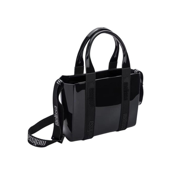 Melissa Mini Dulce Bag Preta – bolsa feminina minimalista e versátil, ideal para compor looks elegantes com praticidade e estilo urbano

Palavra-chave principal:
Melissa Mini Dulce Bag Preta

Palavras-chave relacionadas (LSI/variações para SEO):
Bolsa feminina preta Melissa

Mini bolsa preta Melissa

Bolsa transversal preta Melissa

Bolsa vegana Melissa preta

Mini Dulce Bag Melissa original preta

Acessório Melissa preto casual

Bolsa preta compacta para mulheres