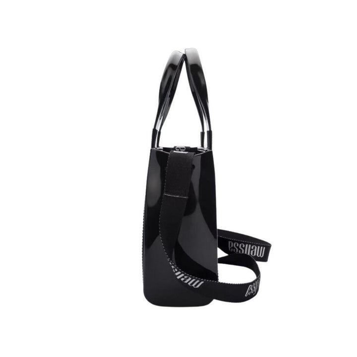 Melissa Mini Dulce Bag Preta – bolsa feminina minimalista e versátil, ideal para compor looks elegantes com praticidade e estilo urbano

Palavra-chave principal:
Melissa Mini Dulce Bag Preta

Palavras-chave relacionadas (LSI/variações para SEO):
Bolsa feminina preta Melissa

Mini bolsa preta Melissa

Bolsa transversal preta Melissa

Bolsa vegana Melissa preta

Mini Dulce Bag Melissa original preta

Acessório Melissa preto casual

Bolsa preta compacta para mulheres