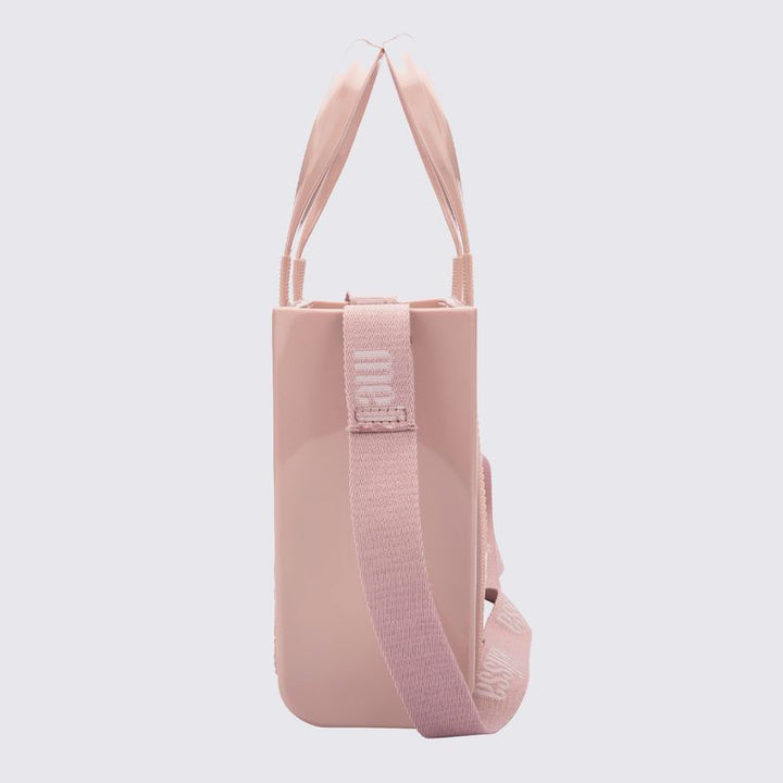 Melissa Mini Dulce Bag Rosa – bolsa feminina compacta, versátil e vegana, ideal para looks modernos com praticidade e estilo atemporal

Palavra-chave principal:
Melissa Mini Dulce Bag Rosa

Palavras-chave relacionadas (LSI/variações para SEO):
Bolsa feminina Melissa rosa

Mini bolsa rosa Melissa

Bolsa Melissa vegana rosa

Acessório rosa Melissa adulto

Mini Dulce Bag Melissa original rosa

Bolsa casual compacta Melissa

Bolsa transversal rosa feminina Melissa