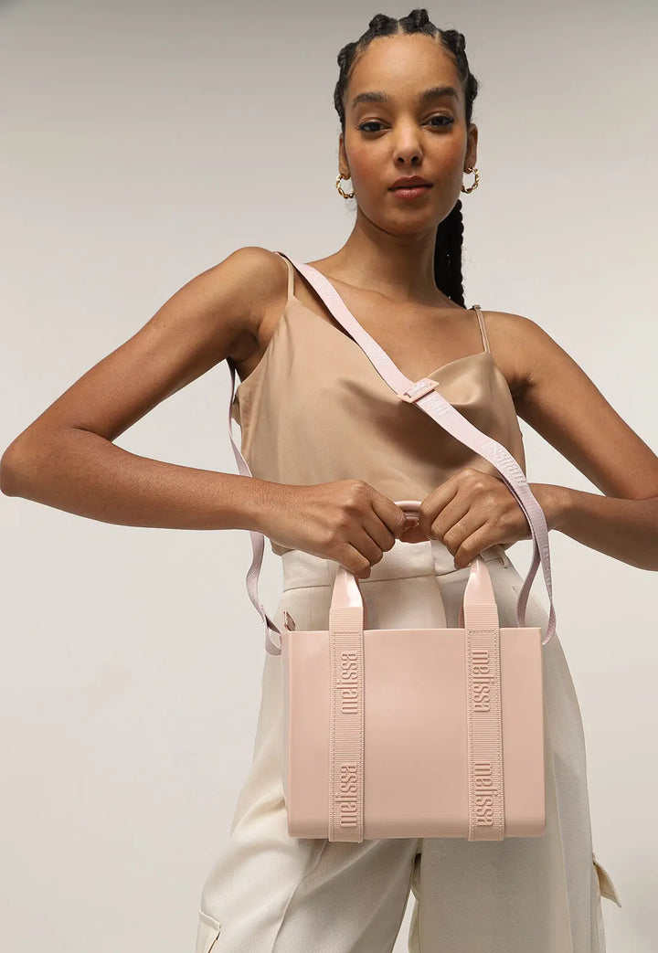 Melissa Mini Dulce Bag Rosa – bolsa feminina compacta, versátil e vegana, ideal para looks modernos com praticidade e estilo atemporal

Palavra-chave principal:
Melissa Mini Dulce Bag Rosa

Palavras-chave relacionadas (LSI/variações para SEO):
Bolsa feminina Melissa rosa

Mini bolsa rosa Melissa

Bolsa Melissa vegana rosa

Acessório rosa Melissa adulto

Mini Dulce Bag Melissa original rosa

Bolsa casual compacta Melissa

Bolsa transversal rosa feminina Melissa