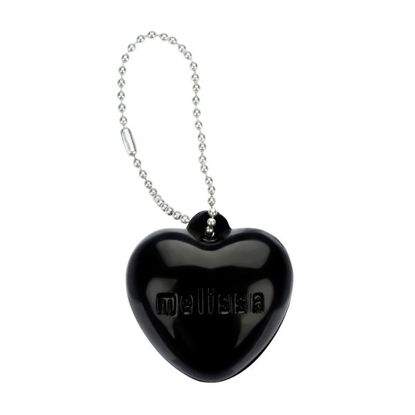 Chaveiro Miniatura Melissa Coração XIII na cor preto opaco, com design em formato de coração e acabamento fosco. Produzido em Melflex, é leve, durável e perfeito para personalizar chaves, mochilas ou bolsas com estilo minimalista e moderno.

Palavra-chave principal: Chaveiro Miniatura Melissa Coração
Palavras-chave relacionadas: chaveiro preto opaco, formato de coração, acessório Melissa, Melflex, chaveiro decorativo, estilo minimalista.