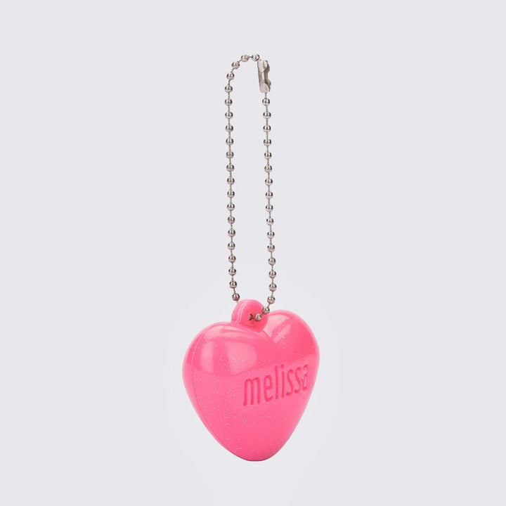 Chaveiro Miniatura Melissa Coração XIII na cor rosa com acabamento glitter, em formato de coração. Feito em Melflex, é leve, resistente e ideal para dar um toque divertido e estiloso às suas chaves, bolsas ou mochilas."

Palavra-chave principal: Chaveiro Miniatura Melissa Coração
Palavras-chave relacionadas: chaveiro rosa glitter, acessório Melissa, formato de coração, chaveiro decorativo, Melflex, mini Melissa charm.