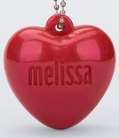 Chaveiro Miniatura Melissa Coração XIII na cor vermelho perolado, com design em formato de coração e acabamento brilhante. Confeccionado em Melflex, é leve, resistente e ideal para enfeitar chaves, bolsas ou mochilas com um toque moderno e cheio de estilo."

Palavra-chave principal: Chaveiro Miniatura Melissa Coração
Palavras-chave relacionadas: chaveiro vermelho perolado, acessório Melissa, coração decorativo, Melflex, chaveiro estiloso, acabamento perolado.