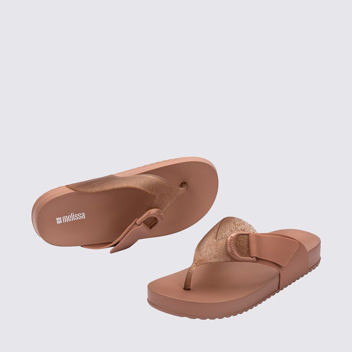 Chinelo Melissa Cozy Thong adulto marrom 37742 – chinelo confortável de dedo em Melflex com design minimalista e acabamento fosco

Palavra-chave principal:
chinelo Melissa Cozy Thong marrom

Palavras-chave relacionadas:
chinelo adulto Melissa, sandália dedo Melissa, Melissa marrom, calçado confortável, moda casual, Melflex
