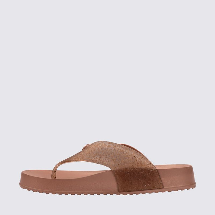 Chinelo Melissa Cozy Thong adulto marrom 37742 – chinelo confortável de dedo em Melflex com design minimalista e acabamento fosco

Palavra-chave principal:
chinelo Melissa Cozy Thong marrom

Palavras-chave relacionadas:
chinelo adulto Melissa, sandália dedo Melissa, Melissa marrom, calçado confortável, moda casual, Melflex