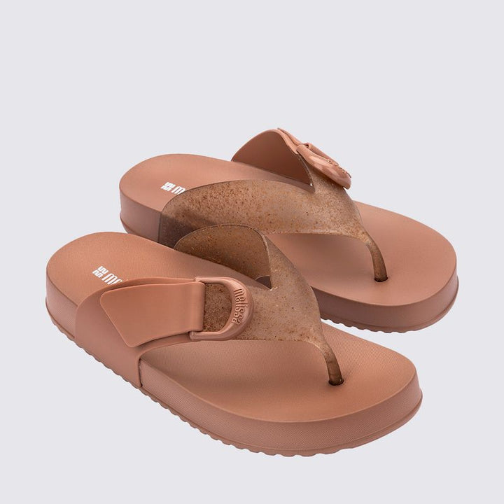 Chinelo Melissa Cozy Thong adulto marrom 37742 – chinelo confortável de dedo em Melflex com design minimalista e acabamento fosco

Palavra-chave principal:
chinelo Melissa Cozy Thong marrom

Palavras-chave relacionadas:
chinelo adulto Melissa, sandália dedo Melissa, Melissa marrom, calçado confortável, moda casual, Melflex