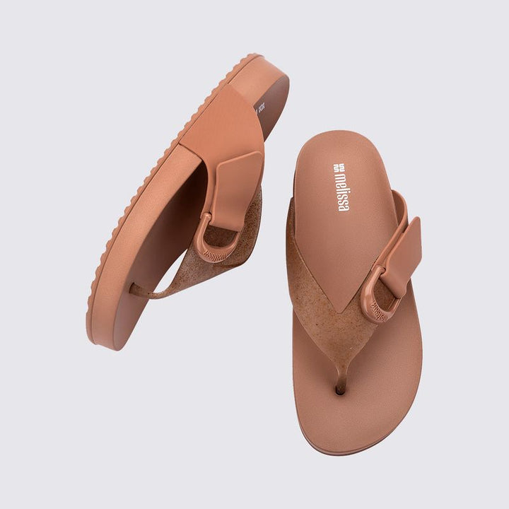 Chinelo Melissa Cozy Thong adulto marrom 37742 – chinelo confortável de dedo em Melflex com design minimalista e acabamento fosco

Palavra-chave principal:
chinelo Melissa Cozy Thong marrom

Palavras-chave relacionadas:
chinelo adulto Melissa, sandália dedo Melissa, Melissa marrom, calçado confortável, moda casual, Melflex