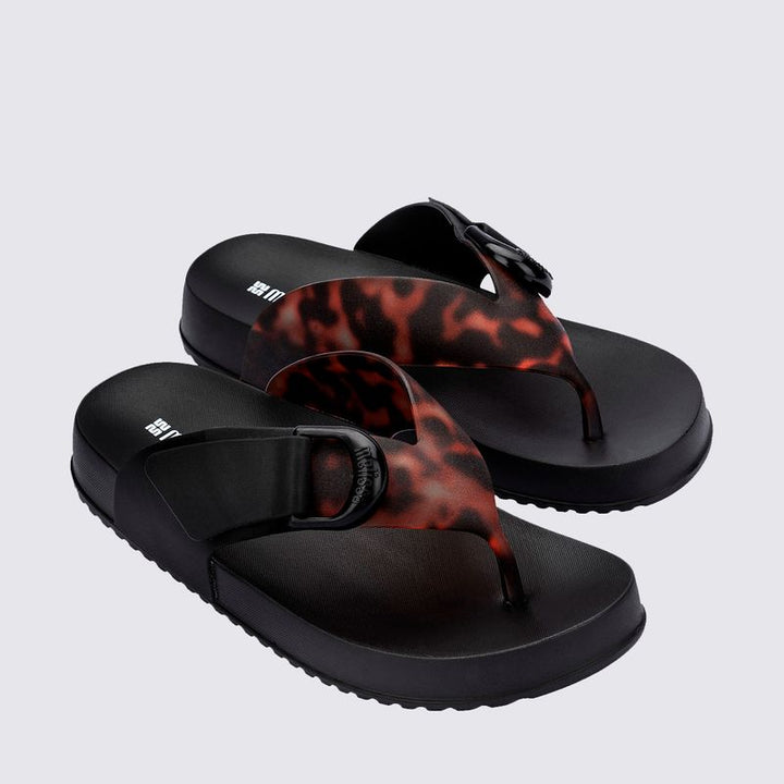 Chinelo Melissa Cozy Thong adulto preto 37742 – chinelo confortável de dedo em Melflex com design minimalista e acabamento fosco

Palavra-chave principal:
chinelo Melissa Cozy Thong preto

Palavras-chave relacionadas:
chinelo adulto Melissa, sandália dedo Melissa, Melissa preto, calçado confortável, moda casual, Melflex