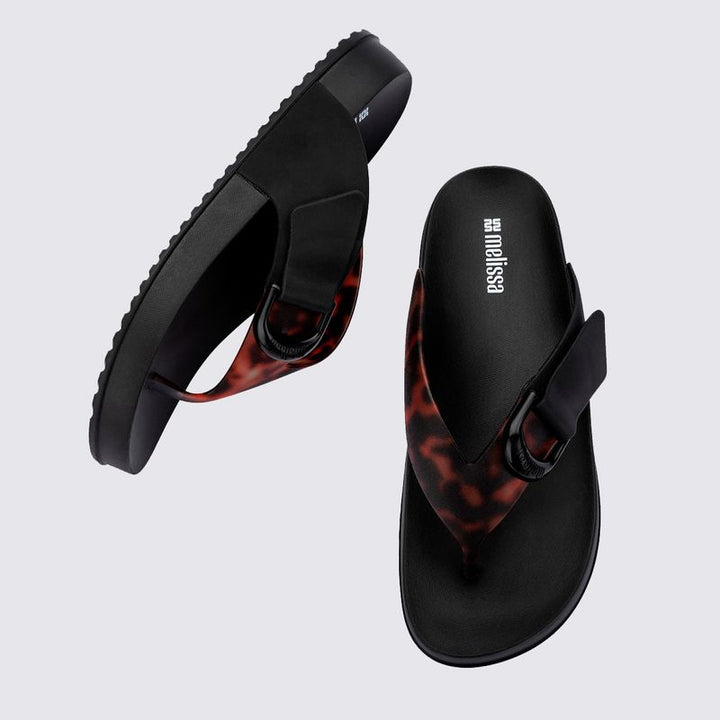 Chinelo Melissa Cozy Thong adulto preto 37742 – chinelo confortável de dedo em Melflex com design minimalista e acabamento fosco

Palavra-chave principal:
chinelo Melissa Cozy Thong preto

Palavras-chave relacionadas:
chinelo adulto Melissa, sandália dedo Melissa, Melissa preto, calçado confortável, moda casual, Melflex