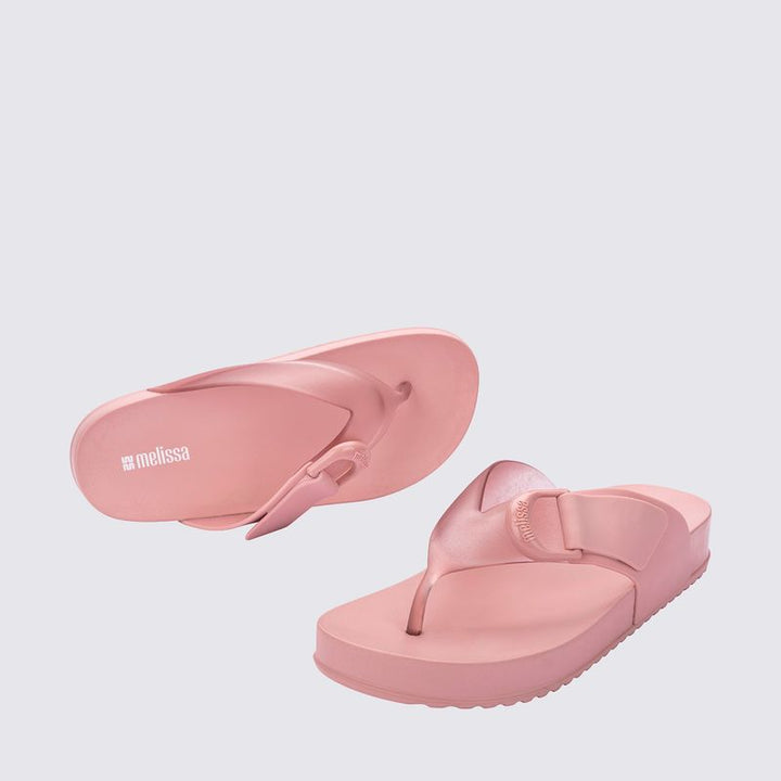 Chinelo Melissa Cozy Thong adulto rosa 37742 – chinelo confortável de dedo em Melflex com design minimalista e acabamento fosco

Palavra-chave principal:
chinelo Melissa Cozy Thong rosa

Palavras-chave relacionadas:
chinelo adulto Melissa, sandália dedo Melissa, Melissa rosa, calçado confortável, moda casual, Melflex