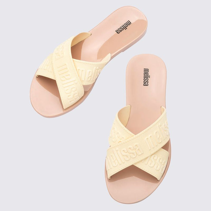 Chinelo Melissa M Lover Slide adulto bege claro 35740 – chinelo feminino casual, design minimalista e confortável para o dia a dia

Palavra-chave principal:
Melissa M Lover Slide

Palavras-chave relacionadas:
chinelo Melissa, Melissa bege claro, slide adulto, chinelo casual, moda feminina, calçado confortável, Melissa 35740