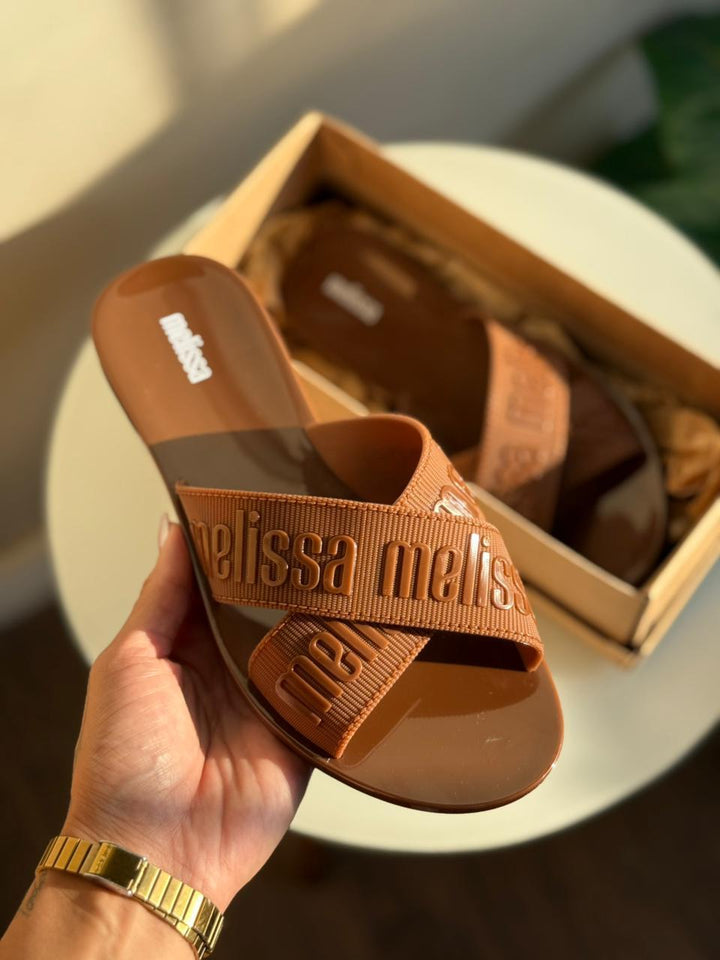 Chinelo Melissa M Lover Slide adulto marrom 35740 – chinelo feminino moderno, confortável e ideal para o dia a dia

Palavra-chave principal:
Melissa M Lover Slide

Palavras-chave relacionadas:
chinelo Melissa, slide marrom, calçado feminino, moda casual, chinelo confortável, Melissa 35740