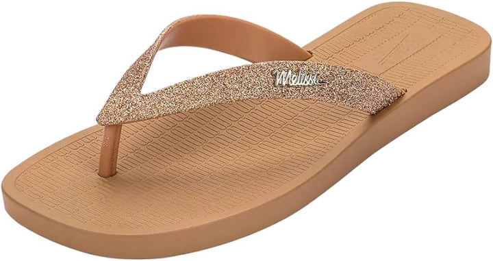 Chinelo Melissa Sun Long Beach II adulto nas cores bege e bronze, com tiras finas e solado reto – modelo leve, confortável e ideal para o verão.

Palavra-chave principal:
Melissa Sun Long Beach II

Palavras-chave relacionadas:
Chinelo Melissa bege bronze
Melissa 35781
Chinelo feminino verão
Melissa tiras finas
Calçado confortável Melissa
Slide Melissa adulto
Melissa casual praia
Chinelo leve feminino
Melissa beachwear
Chinelo minimalista