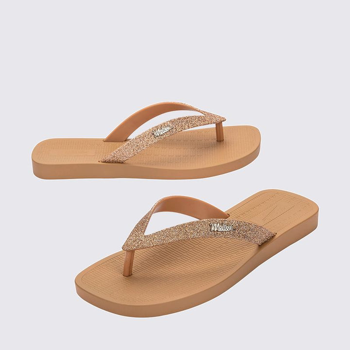 Chinelo Melissa Sun Long Beach II adulto, com tiras finas e solado reto – calçado leve, clean e confortável para o dia a dia.

Palavra-chave principal:
Melissa Sun Long Beach II

Palavras-chave relacionadas:
Chinelo Melissa
Melissa 35781
Chinelo feminino leve
Melissa tiras finas
Slide Melissa adulto
Calçado confortável Melissa
Chinelo casual feminino
Melissa beachwear
Chinelo minimalista
Melissa verão 2025