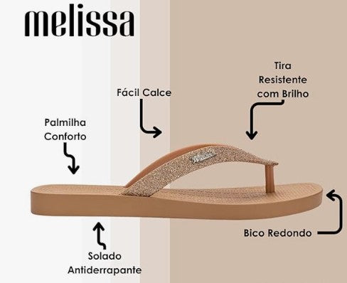 Chinelo Melissa Sun Long Beach II adulto nas cores bege e bronze, com tiras finas e solado reto – modelo leve, confortável e ideal para o verão.

Palavra-chave principal:
Melissa Sun Long Beach II

Palavras-chave relacionadas:
Chinelo Melissa bege bronze
Melissa 35781
Chinelo feminino verão
Melissa tiras finas
Calçado confortável Melissa
Slide Melissa adulto
Melissa casual praia
Chinelo leve feminino
Melissa beachwear
Chinelo minimalista