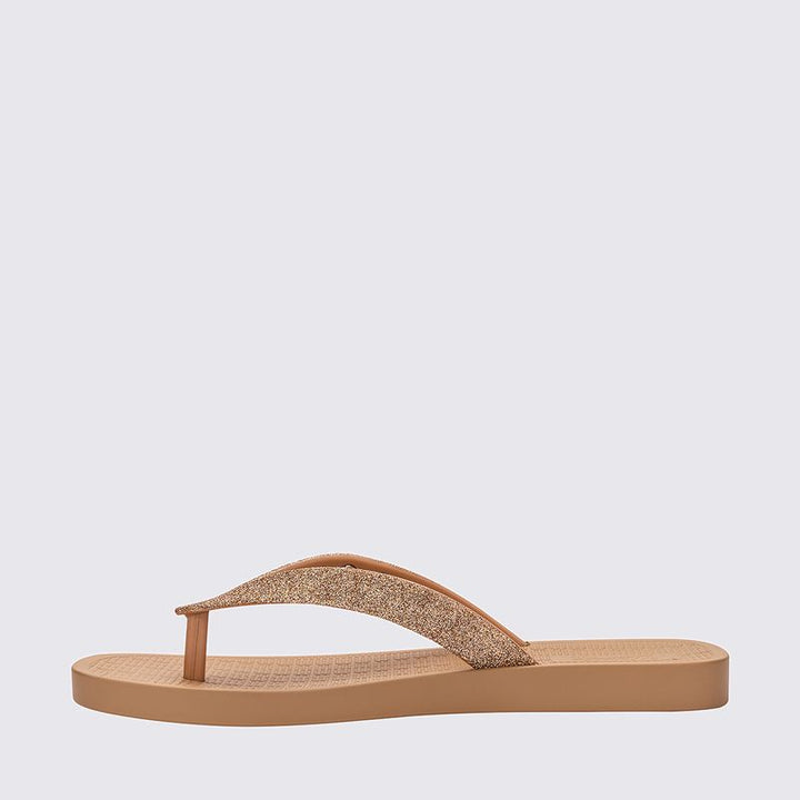 Chinelo Melissa Sun Long Beach II adulto, com tiras finas e solado reto – calçado leve, clean e confortável para o dia a dia.

Palavra-chave principal:
Melissa Sun Long Beach II

Palavras-chave relacionadas:
Chinelo Melissa
Melissa 35781
Chinelo feminino leve
Melissa tiras finas
Slide Melissa adulto
Calçado confortável Melissa
Chinelo casual feminino
Melissa beachwear
Chinelo minimalista
Melissa verão 2025