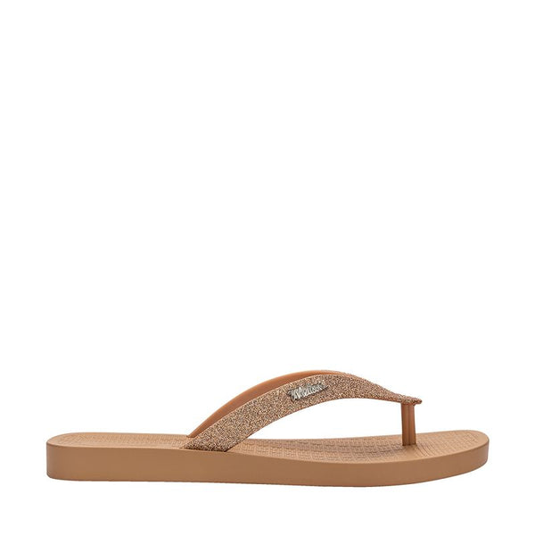 Chinelo Melissa Sun Long Beach II adulto, com tiras finas e solado reto – calçado leve, clean e confortável para o dia a dia.

Palavra-chave principal:
Melissa Sun Long Beach II

Palavras-chave relacionadas:
Chinelo Melissa
Melissa 35781
Chinelo feminino leve
Melissa tiras finas
Slide Melissa adulto
Calçado confortável Melissa
Chinelo casual feminino
Melissa beachwear
Chinelo minimalista
Melissa verão 2025