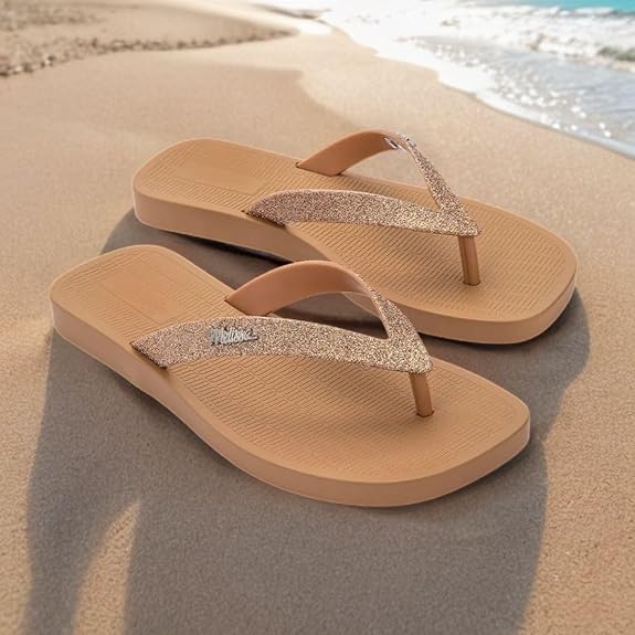 Chinelo Melissa Sun Long Beach II adulto nas cores bege e bronze, com tiras finas e solado reto – modelo leve, confortável e ideal para o verão.

Palavra-chave principal:
Melissa Sun Long Beach II

Palavras-chave relacionadas:
Chinelo Melissa bege bronze
Melissa 35781
Chinelo feminino verão
Melissa tiras finas
Calçado confortável Melissa
Slide Melissa adulto
Melissa casual praia
Chinelo leve feminino
Melissa beachwear
Chinelo minimalista