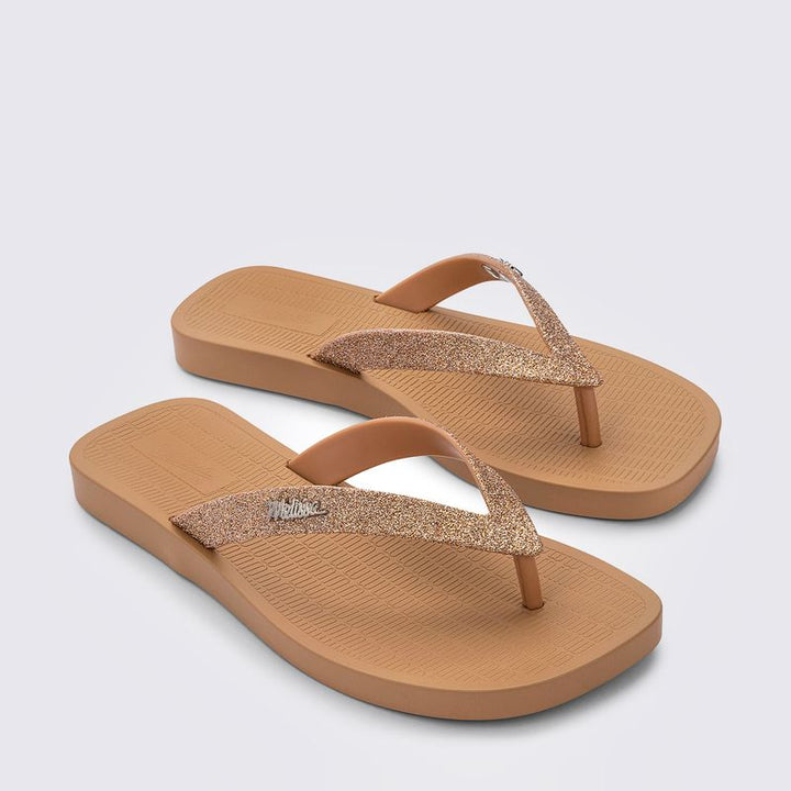 Chinelo Melissa Sun Long Beach II adulto, com tiras finas e solado reto – calçado leve, clean e confortável para o dia a dia.

Palavra-chave principal:
Melissa Sun Long Beach II

Palavras-chave relacionadas:
Chinelo Melissa
Melissa 35781
Chinelo feminino leve
Melissa tiras finas
Slide Melissa adulto
Calçado confortável Melissa
Chinelo casual feminino
Melissa beachwear
Chinelo minimalista
Melissa verão 2025