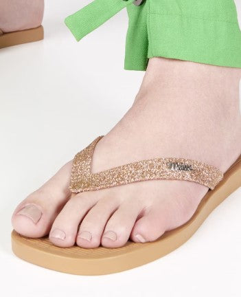 Chinelo Melissa Sun Long Beach II adulto nas cores bege e bronze, com tiras finas e solado reto – modelo leve, confortável e ideal para o verão.

Palavra-chave principal:
Melissa Sun Long Beach II

Palavras-chave relacionadas:
Chinelo Melissa bege bronze
Melissa 35781
Chinelo feminino verão
Melissa tiras finas
Calçado confortável Melissa
Slide Melissa adulto
Melissa casual praia
Chinelo leve feminino
Melissa beachwear
Chinelo minimalista