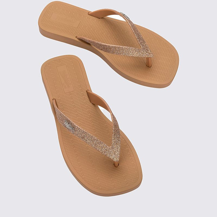 Chinelo Melissa Sun Long Beach II adulto, com tiras finas e solado reto – calçado leve, clean e confortável para o dia a dia.

Palavra-chave principal:
Melissa Sun Long Beach II

Palavras-chave relacionadas:
Chinelo Melissa
Melissa 35781
Chinelo feminino leve
Melissa tiras finas
Slide Melissa adulto
Calçado confortável Melissa
Chinelo casual feminino
Melissa beachwear
Chinelo minimalista
Melissa verão 2025