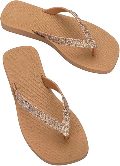 Chinelo Melissa Sun Long Beach II adulto nas cores bege e bronze, com tiras finas e solado reto – modelo leve, confortável e ideal para o verão.

Palavra-chave principal:
Melissa Sun Long Beach II

Palavras-chave relacionadas:
Chinelo Melissa bege bronze
Melissa 35781
Chinelo feminino verão
Melissa tiras finas
Calçado confortável Melissa
Slide Melissa adulto
Melissa casual praia
Chinelo leve feminino
Melissa beachwear
Chinelo minimalista