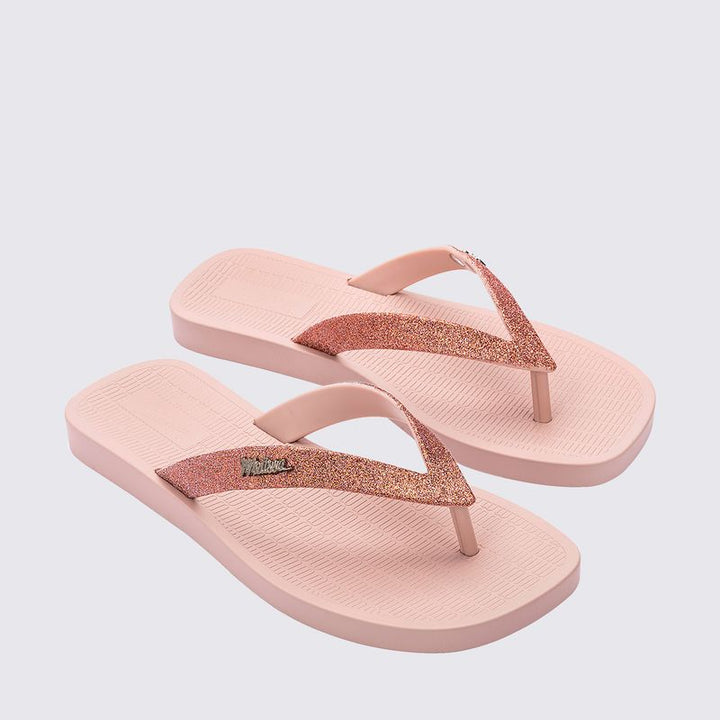 Chinelo Melissa Sun Long Beach II adulto nas cores bege e bronze, com tiras finas e solado reto – modelo leve, confortável e ideal para o verão.

Palavra-chave principal:
Melissa Sun Long Beach II

Palavras-chave relacionadas:
Chinelo Melissa bege bronze
Melissa 35781
Chinelo feminino verão
Melissa tiras finas
Calçado confortável Melissa
Slide Melissa adulto
Melissa casual praia
Chinelo leve feminino
Melissa beachwear
Chinelo minimalista