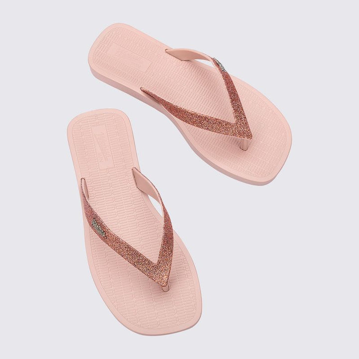Chinelo Melissa Sun Long Beach II adulto nas cores bege e bronze, com tiras finas e solado reto – modelo leve, confortável e ideal para o verão.

Palavra-chave principal:
Melissa Sun Long Beach II

Palavras-chave relacionadas:
Chinelo Melissa bege bronze
Melissa 35781
Chinelo feminino verão
Melissa tiras finas
Calçado confortável Melissa
Slide Melissa adulto
Melissa casual praia
Chinelo leve feminino
Melissa beachwear
Chinelo minimalista