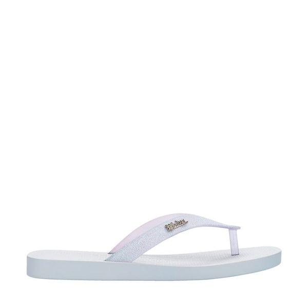 Chinelo Melissa Sun Long Beach II adulto na cor branco vidro, com tiras finas e solado reto – calçado leve, clean e confortável para o dia a dia.

Palavra-chave principal:
Melissa Sun Long Beach II

Palavras-chave relacionadas:
Chinelo Melissa branco vidro
Melissa 35781
Chinelo feminino leve
Melissa tiras finas
Slide Melissa adulto
Calçado confortável Melissa
Chinelo casual feminino
Melissa beachwear
Chinelo minimalista
Melissa verão 2025
