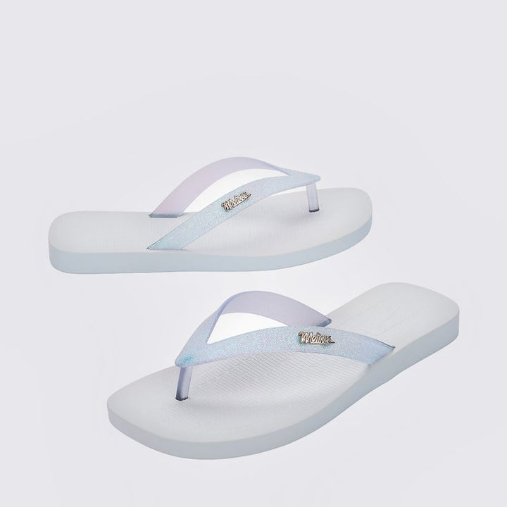 Chinelo Melissa Sun Long Beach II adulto na cor branco vidro, com tiras finas e solado reto – calçado leve, clean e confortável para o dia a dia.

Palavra-chave principal:
Melissa Sun Long Beach II

Palavras-chave relacionadas:
Chinelo Melissa branco vidro
Melissa 35781
Chinelo feminino leve
Melissa tiras finas
Slide Melissa adulto
Calçado confortável Melissa
Chinelo casual feminino
Melissa beachwear
Chinelo minimalista
Melissa verão 2025