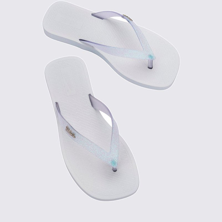 Chinelo Melissa Sun Long Beach II adulto na cor branco vidro, com tiras finas e solado reto – calçado leve, clean e confortável para o dia a dia.

Palavra-chave principal:
Melissa Sun Long Beach II

Palavras-chave relacionadas:
Chinelo Melissa branco vidro
Melissa 35781
Chinelo feminino leve
Melissa tiras finas
Slide Melissa adulto
Calçado confortável Melissa
Chinelo casual feminino
Melissa beachwear
Chinelo minimalista
Melissa verão 2025