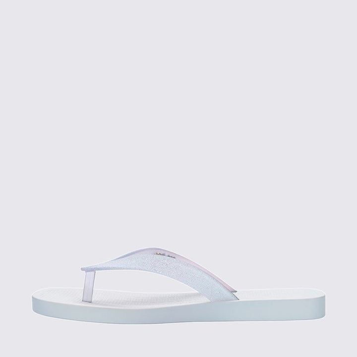 Chinelo Melissa Sun Long Beach II adulto na cor branco vidro, com tiras finas e solado reto – calçado leve, clean e confortável para o dia a dia.

Palavra-chave principal:
Melissa Sun Long Beach II

Palavras-chave relacionadas:
Chinelo Melissa branco vidro
Melissa 35781
Chinelo feminino leve
Melissa tiras finas
Slide Melissa adulto
Calçado confortável Melissa
Chinelo casual feminino
Melissa beachwear
Chinelo minimalista
Melissa verão 2025
