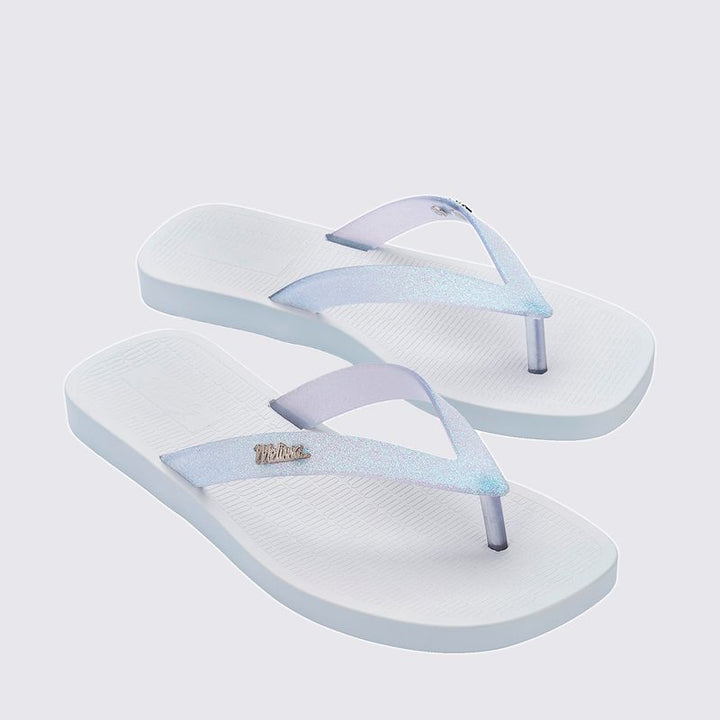 Chinelo Melissa Sun Long Beach II adulto na cor branco vidro, com tiras finas e solado reto – calçado leve, clean e confortável para o dia a dia.

Palavra-chave principal:
Melissa Sun Long Beach II

Palavras-chave relacionadas:
Chinelo Melissa branco vidro
Melissa 35781
Chinelo feminino leve
Melissa tiras finas
Slide Melissa adulto
Calçado confortável Melissa
Chinelo casual feminino
Melissa beachwear
Chinelo minimalista
Melissa verão 2025