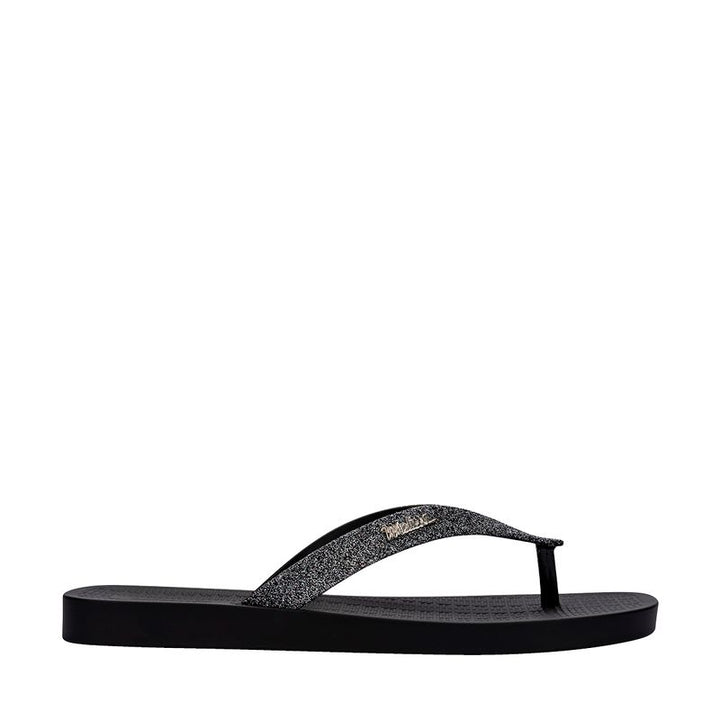 Chinelo Melissa Sun Long Beach II adulto nas cores preto e prata, com tiras finas e solado reto – calçado moderno, leve e ideal para o dia a dia ou momentos de lazer.

Palavra-chave principal:
Melissa Sun Long Beach II

Palavras-chave relacionadas:
Chinelo Melissa preto prata
Melissa 35781
Chinelo feminino moderno
Slide Melissa adulto
Melissa tiras finas
Calçado confortável
Chinelo casual feminino
Melissa beachwear
Chinelo leve Melissa
Melissa verão