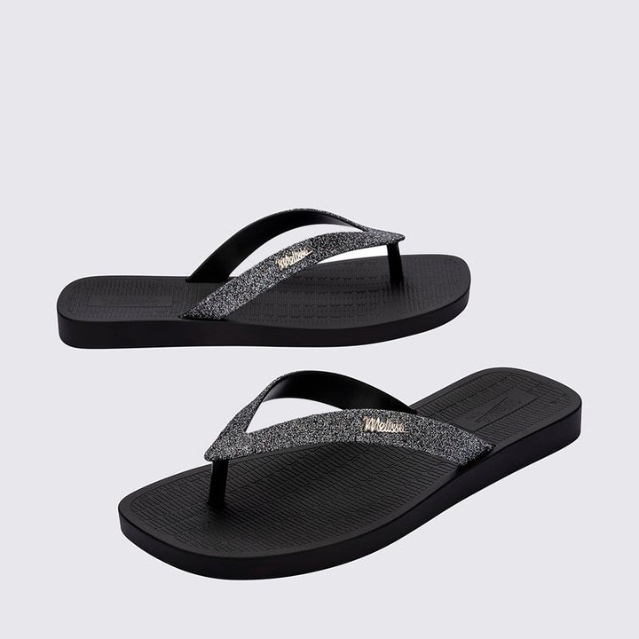 Chinelo Melissa Sun Long Beach II adulto nas cores preto e prata, com tiras finas e solado reto – calçado moderno, leve e ideal para o dia a dia ou momentos de lazer.

Palavra-chave principal:
Melissa Sun Long Beach II

Palavras-chave relacionadas:
Chinelo Melissa preto prata
Melissa 35781
Chinelo feminino moderno
Slide Melissa adulto
Melissa tiras finas
Calçado confortável
Chinelo casual feminino
Melissa beachwear
Chinelo leve Melissa
Melissa verão