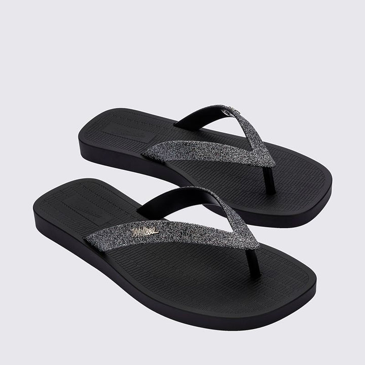 Chinelo Melissa Sun Long Beach II adulto nas cores preto e prata, com tiras finas e solado reto – calçado moderno, leve e ideal para o dia a dia ou momentos de lazer.

Palavra-chave principal:
Melissa Sun Long Beach II

Palavras-chave relacionadas:
Chinelo Melissa preto prata
Melissa 35781
Chinelo feminino moderno
Slide Melissa adulto
Melissa tiras finas
Calçado confortável
Chinelo casual feminino
Melissa beachwear
Chinelo leve Melissa
Melissa verão