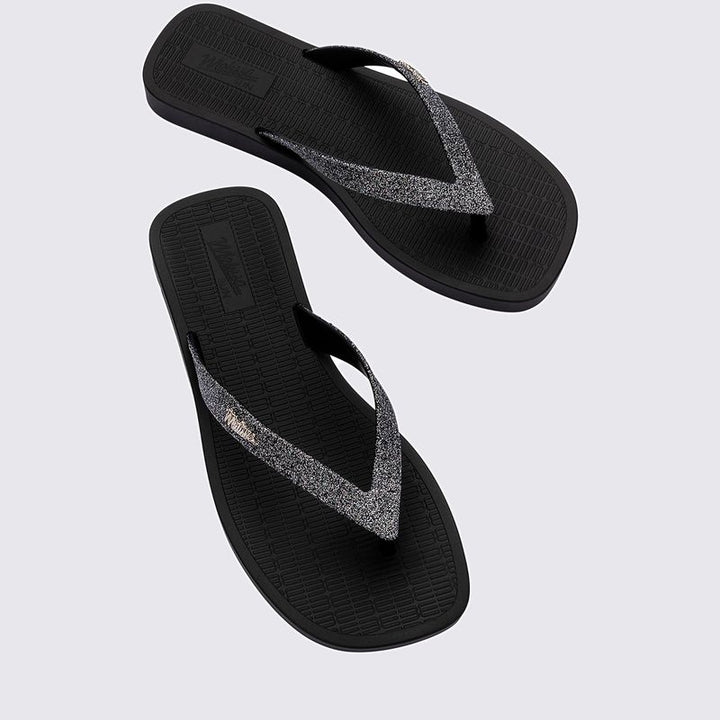 Chinelo Melissa Sun Long Beach II adulto nas cores preto e prata, com tiras finas e solado reto – calçado moderno, leve e ideal para o dia a dia ou momentos de lazer.

Palavra-chave principal:
Melissa Sun Long Beach II

Palavras-chave relacionadas:
Chinelo Melissa preto prata
Melissa 35781
Chinelo feminino moderno
Slide Melissa adulto
Melissa tiras finas
Calçado confortável
Chinelo casual feminino
Melissa beachwear
Chinelo leve Melissa
Melissa verão