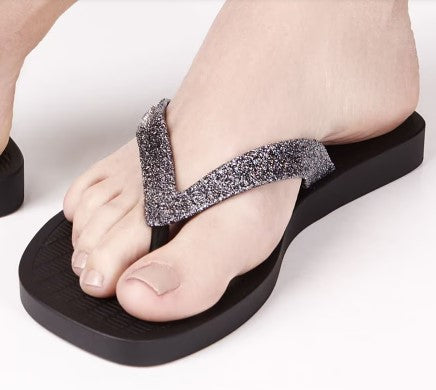 Chinelo Melissa Sun Long Beach II adulto nas cores preto e prata, com tiras finas e solado reto – calçado moderno, leve e ideal para o dia a dia ou momentos de lazer.

Palavra-chave principal:
Melissa Sun Long Beach II

Palavras-chave relacionadas:
Chinelo Melissa preto prata
Melissa 35781
Chinelo feminino moderno
Slide Melissa adulto
Melissa tiras finas
Calçado confortável
Chinelo casual feminino
Melissa beachwear
Chinelo leve Melissa
Melissa verão
