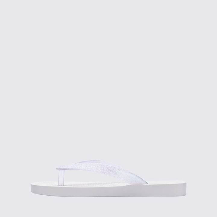 Chinelo Mini Melissa Sun Long Beach II infantil na cor branco/vidro com glitter, com tiras finas e solado reto – calçado leve, brilhante e confortável para crianças.

Palavra-chave principal:
Mini Melissa Sun Long Beach II

Palavras-chave relacionadas:
Melissa 36100, chinelo infantil branco glitter, Melissa com tiras finas, chinelo brilhante infantil, calçado confortável Melissa, chinelo leve criança, Melissa praia infantil, chinelo casual infantil, Mini Melissa glitter, chinelo branco infantil