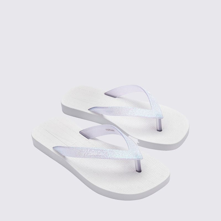 Chinelo Mini Melissa Sun Long Beach II infantil na cor branco/vidro com glitter, com tiras finas e solado reto – calçado leve, brilhante e confortável para crianças.

Palavra-chave principal:
Mini Melissa Sun Long Beach II

Palavras-chave relacionadas:
Melissa 36100, chinelo infantil branco glitter, Melissa com tiras finas, chinelo brilhante infantil, calçado confortável Melissa, chinelo leve criança, Melissa praia infantil, chinelo casual infantil, Mini Melissa glitter, chinelo branco infantil