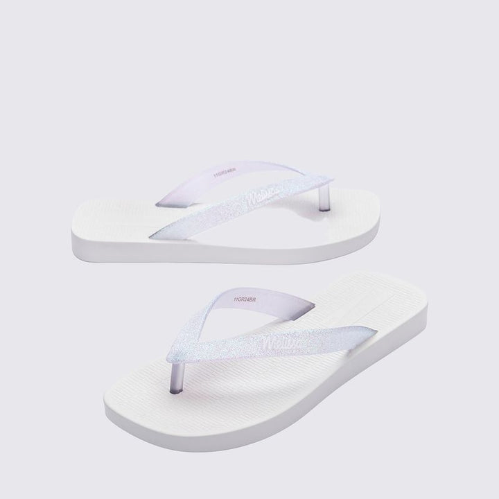 Chinelo Mini Melissa Sun Long Beach II infantil na cor branco/vidro com glitter, com tiras finas e solado reto – calçado leve, brilhante e confortável para crianças.

Palavra-chave principal:
Mini Melissa Sun Long Beach II

Palavras-chave relacionadas:
Melissa 36100, chinelo infantil branco glitter, Melissa com tiras finas, chinelo brilhante infantil, calçado confortável Melissa, chinelo leve criança, Melissa praia infantil, chinelo casual infantil, Mini Melissa glitter, chinelo branco infantil
