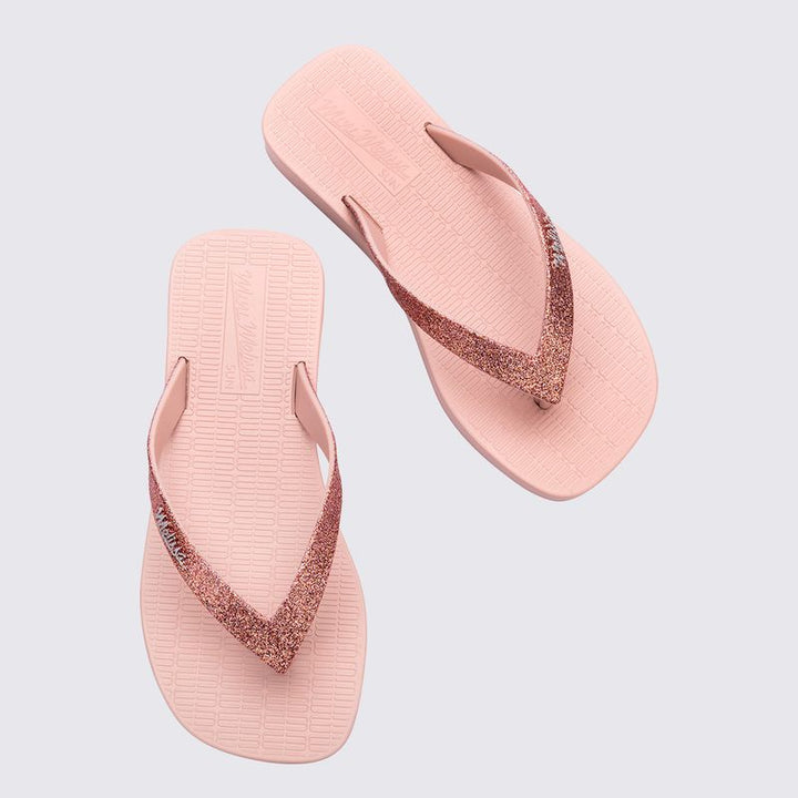 Chinelo Mini Melissa Sun Long Beach II infantil na cor rosa com glitter, com tiras finas e solado reto – calçado leve, brilhante e confortável para o dia a dia das crianças.

Palavra-chave principal:
Mini Melissa Sun Long Beach II

Palavras-chave relacionadas:
Melissa 36100, chinelo infantil rosa glitter, Melissa com tiras finas, chinelo brilhante infantil, calçado confortável Melissa, chinelo leve criança, Melissa praia infantil, chinelo casual infantil, Mini Melissa glitter, chinelo rosa infantil